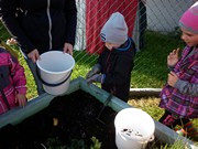 Sklízíme úrodu na školní zahrádce